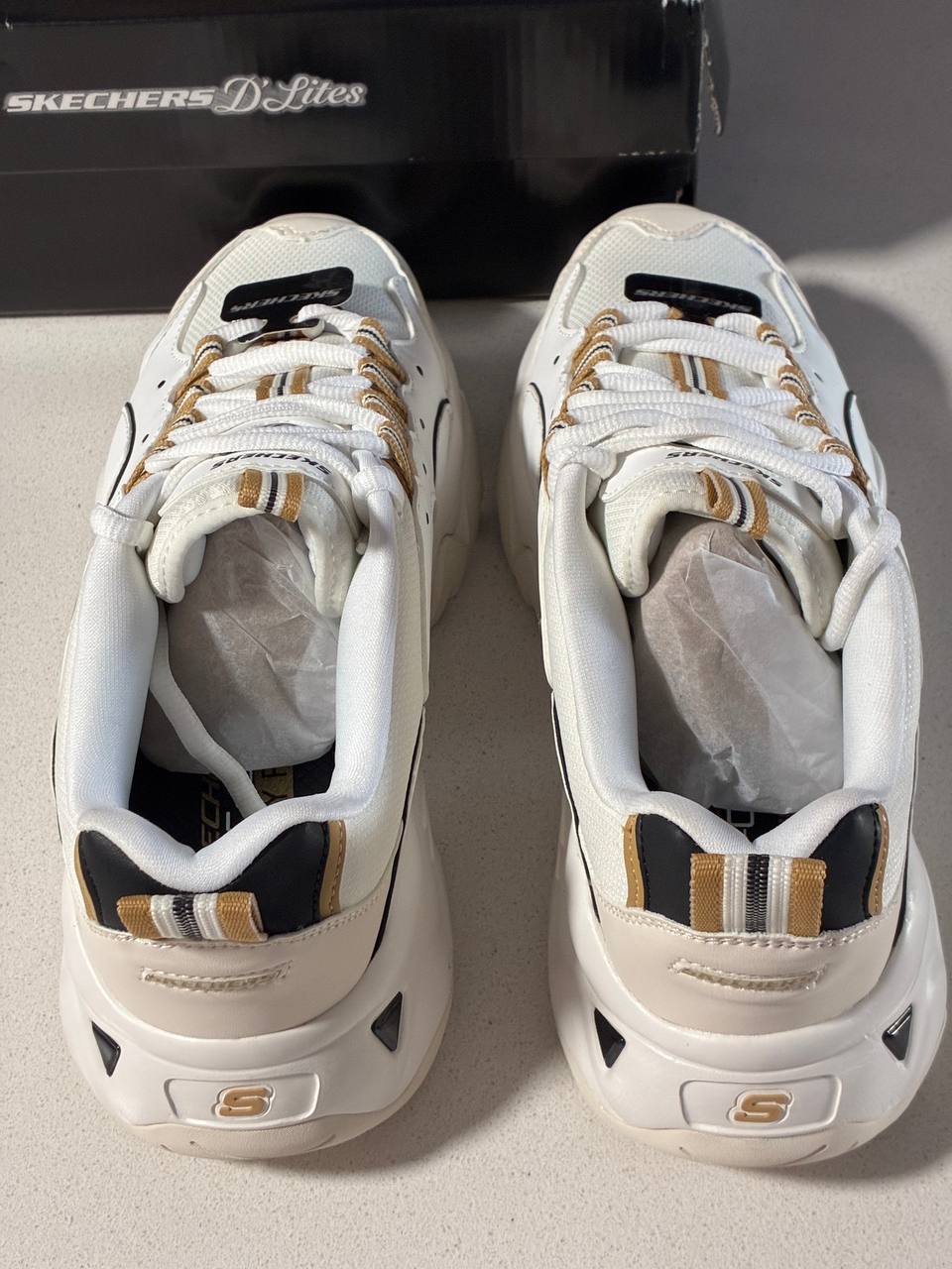 Skechers D'Lites Mujer Blanco y Dorado Eur 38